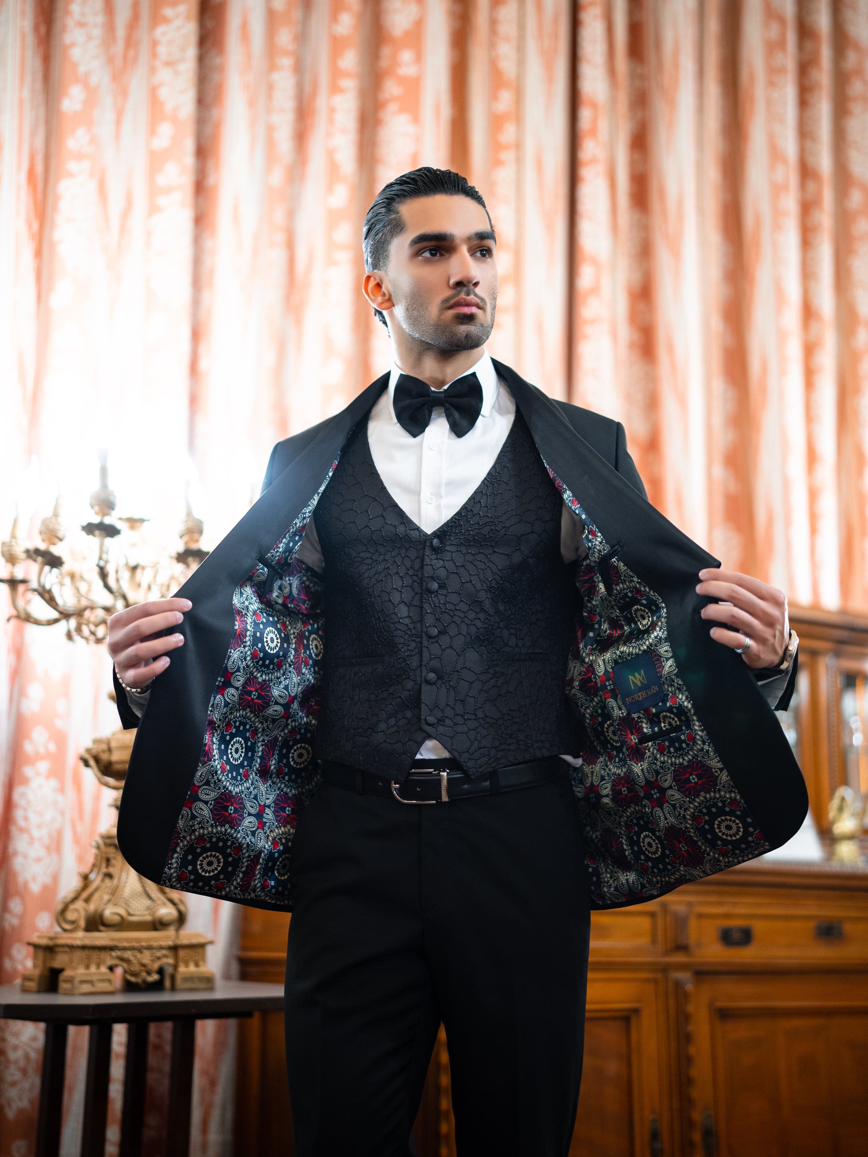 Light summer suit with breathable fabric